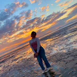 👋Hello, I’m Jasmin. Selling clothes from my closet 👚👖thanks for stopping by🥰